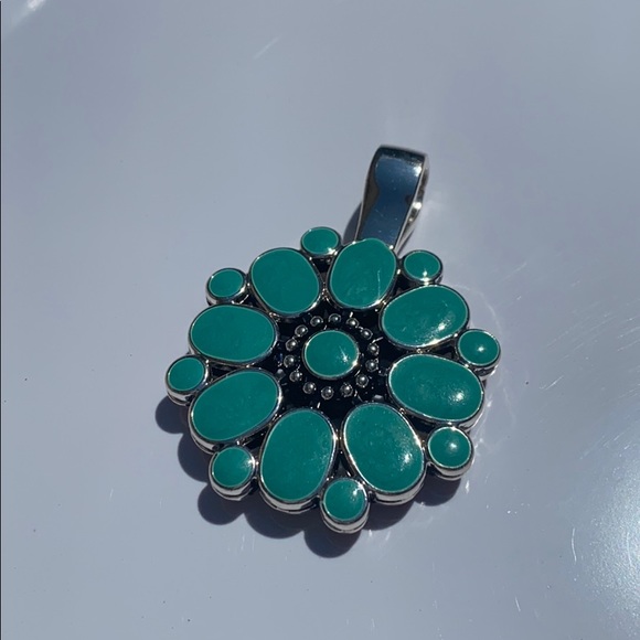 Premier Designs Jewelry - Premier Designs Flower Enamel Reversible Pendant
